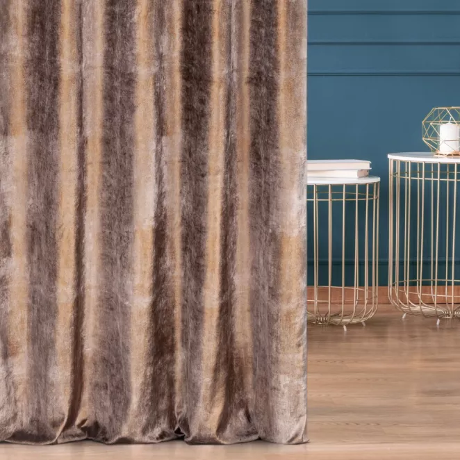 Zasłona szyta na taśmie 5 cm ciemnobeżowo miedziana z welwetowej, miękkiej tkaniny, z połyskującym nadrukiem