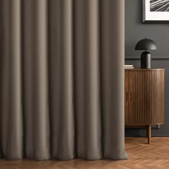 Zasłona szyta na taśmie 5 cm brązowa ze strukturalnej tkaniny typu blackout, zaciemniająca w 100%