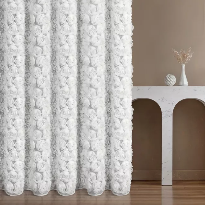 Zasłona szyta na taśmie 5 cm biała z tkaniny z ozdobnymi różami