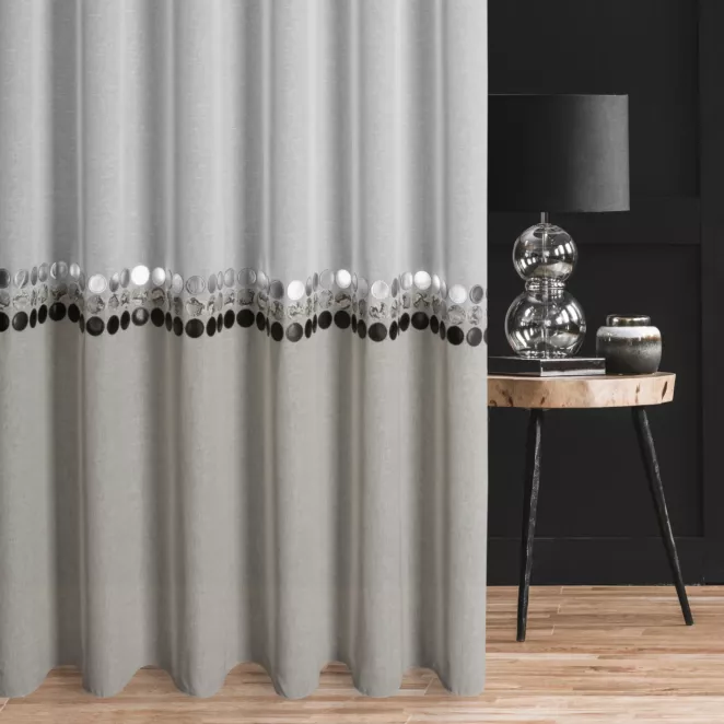 Firana szyta na taśmie 5 cm naturalno popielata z dwukolorowej etaminy, zdobionej naszytą aplikacją Italissima Eva Minge