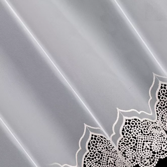 R157/4 Firana szyta na taśmie 5 cm SUE biało beżowa z matowej tkaniny zdobionej dołem delikatną aplikacją