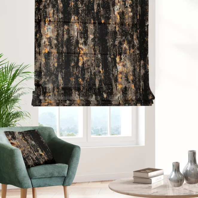 Roleta rzymska beżowo czarna z tkaniny welwetowej z metalicznym nadrukiem