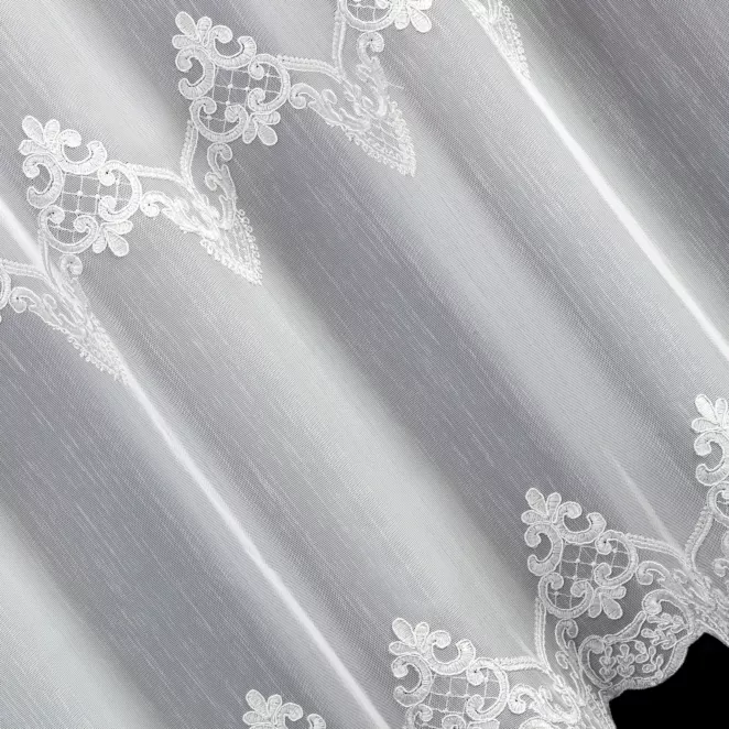 P238/2 Firana szyta na taśmie 5 cm OCTAVIANA naturalno srebrna z matowej tkaniny ozdobionej kordonkowym wzorem ornamentowym