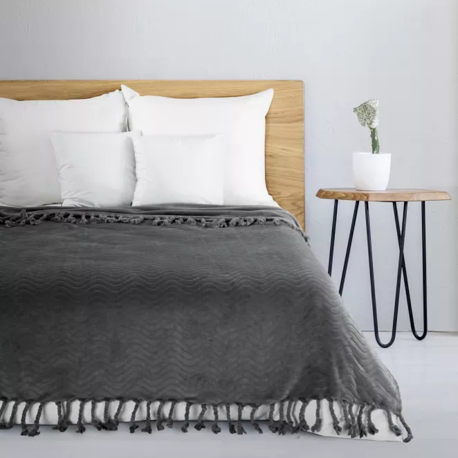 Koc flano 150x200 cm stalowy z wytłaczanym wzorem i dekoracyjnymi frędzlami EMMA