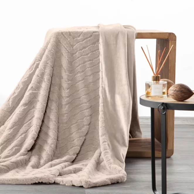 Koc 150x200 cm beżowy, z miękkiej tkaniny futerkowej z efektem 3D KATE