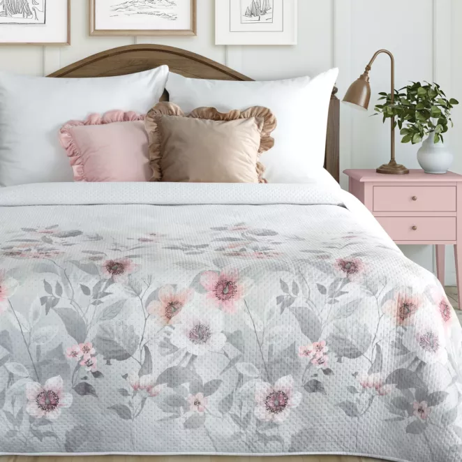 Narzuta srebrno, pudrowa 170x210 cm pikowana metodą hot press zdobiona nadrukiem kwiatów ELIA