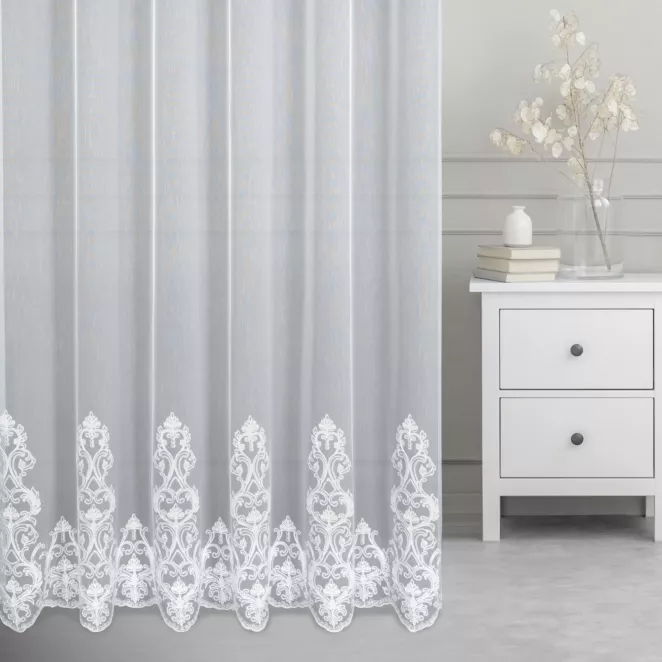 Firana szyta na taśmie fala biała z matowej, delikatnej tkaniny ADEN haftowanej, ornamentowy wzór