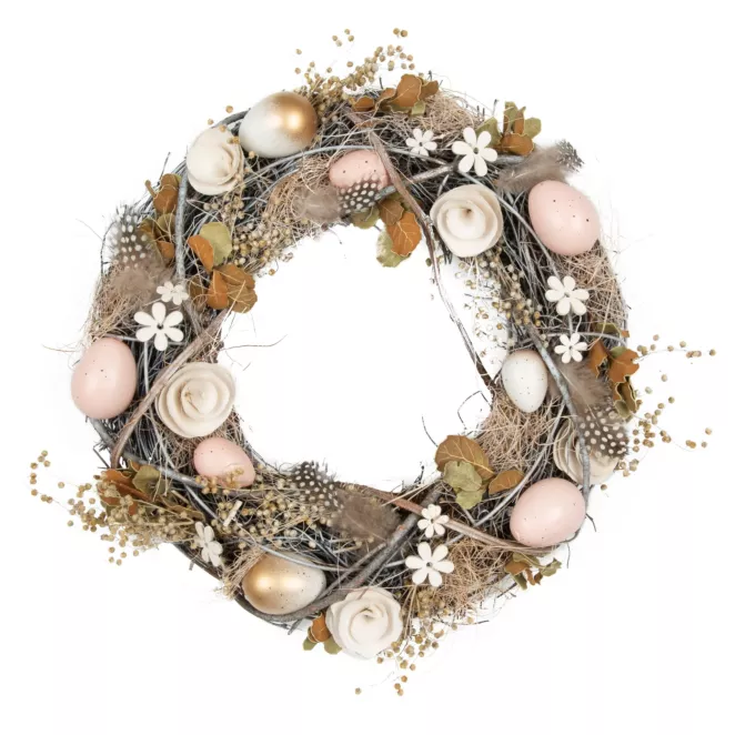 Wielkanocny wianek wyplatany z naturalnych gałązek z pisankami