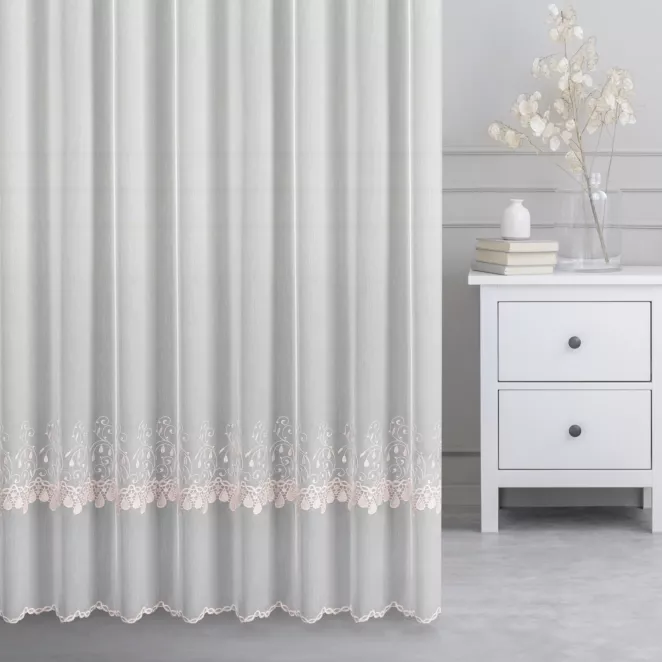 Firana szyta na taśmie 5 cm biało pudrowo różowa z matowej tkaniny haftowanej w drobny wzór