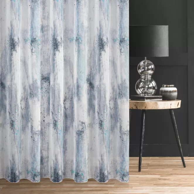 Firana szyta na taśmie 5 cm srebrno niebieska z delikatnej batystowej tkaniny z nadrukowanym nieregularnym wzorem, wykończona obciążnikiem