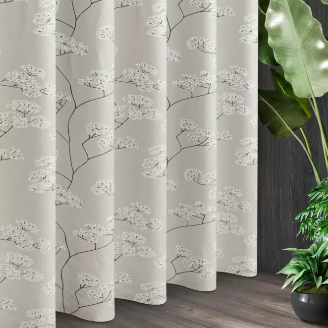 Tkanina miękka w dotyku, o welurowej strukturze, z nadrukiem z kwitnącymi gałązkami