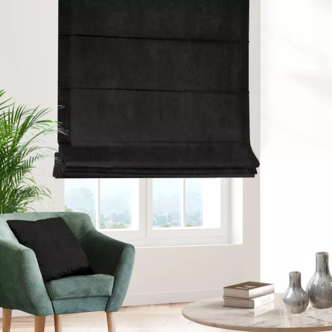 Roleta rzymska grafitowo ciemnopopielata z dwustronnej tkaniny zaciemniającej 100% blackout, o strukturze weluru