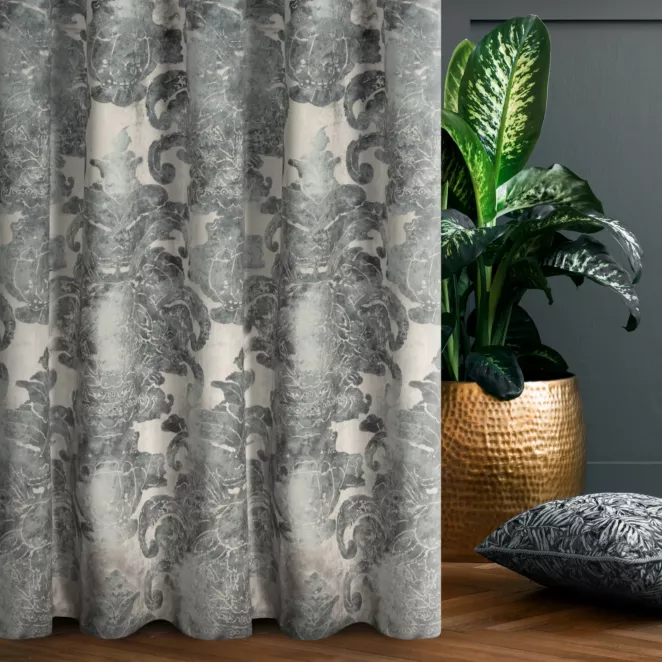 Zasłona szyta na taśmie 5 cm srebrno niebieska z miękkiej, welwetowej tkaniny w duży wzór ornamentowy Italissima Eva Minge