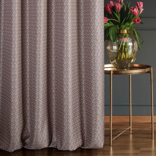 Zasłona szyta na taśmie 5 cm SHAVIA popielato pudrowa elegancka z modnym wzorem marokańskiej koniczyny i delikatnym cieniowaniem Italissima Eva Minge