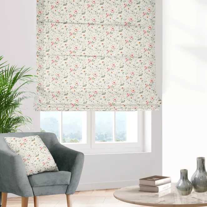 Roleta rzymska beżowo różowa z tkaniny o naturalnym splocie z nadrukowanym kwiatowym wzorem