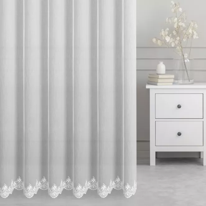 Firana szyta na taśmie 5 cm biała z miękkiej tkaniny typu ADEN z efektem deszczyku, zdobiona dołem haftem