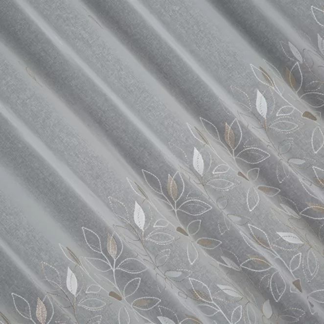 L134/3 Firana szyta na taśmie 5 cm kremowo beżowa z matowej etaminy haftowanej w roślinny wzór z połyskującą nicią, wykończona obciążnikiem