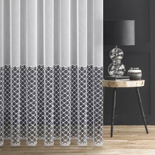 Firana szyta na taśmie 5 cm RAQUEL biało szara z delikatnej matowej tkaniny z szerokim haftowanym pasem Italissima Eva Minge