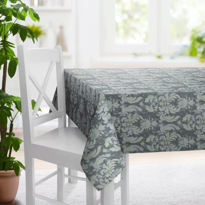 Obrus szyty niebiesko złoty z miękkiej tkaniny w ornamentowy wzór