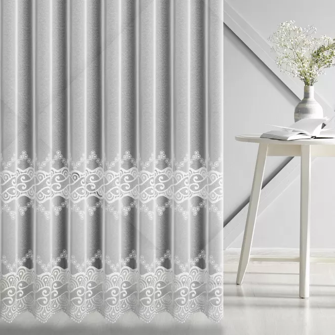 Firana szyta na taśmie 5 cm biała z matowej markizety zdobionej dwoma pasami aplikacji