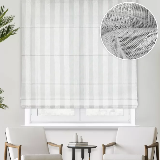 Roleta rzymska biała z matowej tkaniny w pasy z efektem bukli, wykończona obciążnikiem