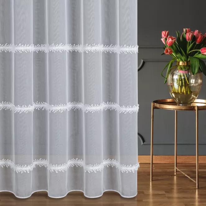 Firana szyta na taśmie 5 cm biała z tkaniny typu aden zdobiona aplikacją wykończona obciążnikiem