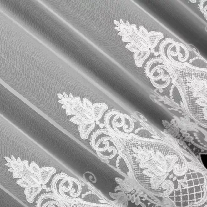 M230/3 Firana szyta na taśmie 5 cm biała z łańcuszkowym haftem na tkaninie typu ADEN z delikatnym efektem deszczyku Italissima Eva Minge