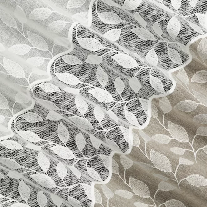 P296/1 Firana szyta na taśmie 5 cm kremowo beżowa z matowej dwukolorowej etaminy zdobionej roślinną aplikacją, wykończona obciążnikiem