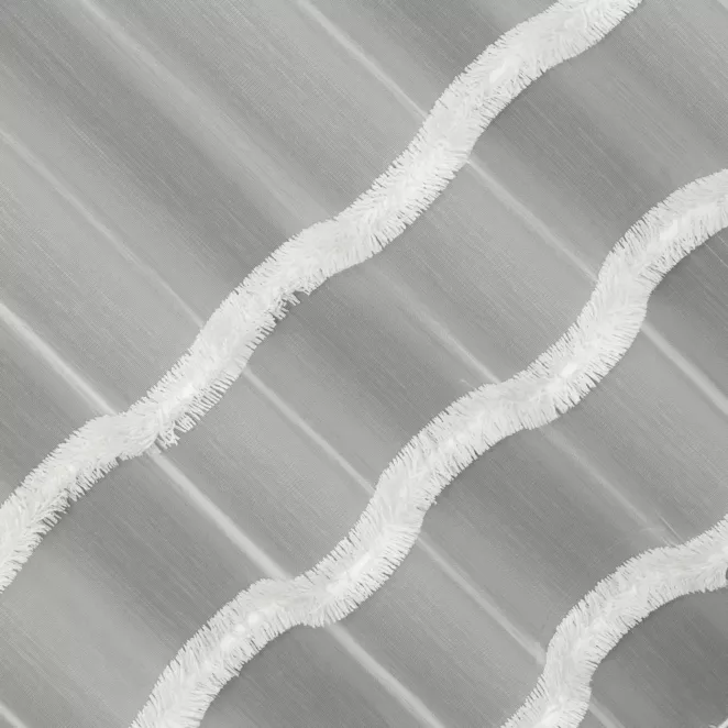 P280/1 Firana szyta na taśmie 5 cm naturalna z matowej tkaniny ADEN ozdobionej puszystymi frędzlowymi pasami, wykończona obciążnikiem