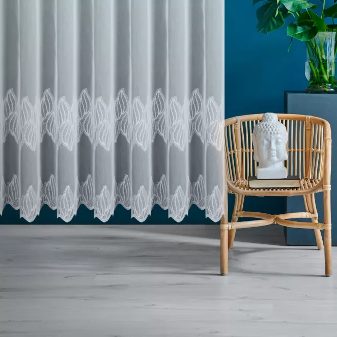 Firana szyta na taśmie 5 cm biała z matowej tkaniny z efektem deszczyku zdobionej haftem w formie poziomych pasów