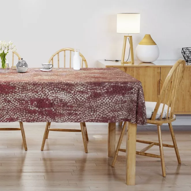 Obrus szyty bordowo złocisty z grubej, welwetowej tkaniny z geometrycznym wzorem, zdobiona delikatnie połyskującym nadrukiem