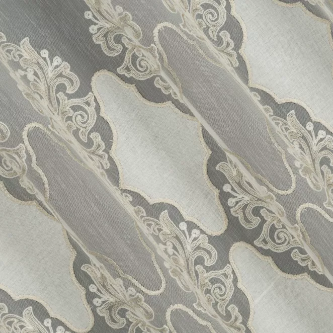 E124/1 Firana szyta na taśmie 5 cm naturalno beżowa z delikatnej tkaniny typu aden, wykończonej łańcuszkowym haftem Italissima Eva Minge