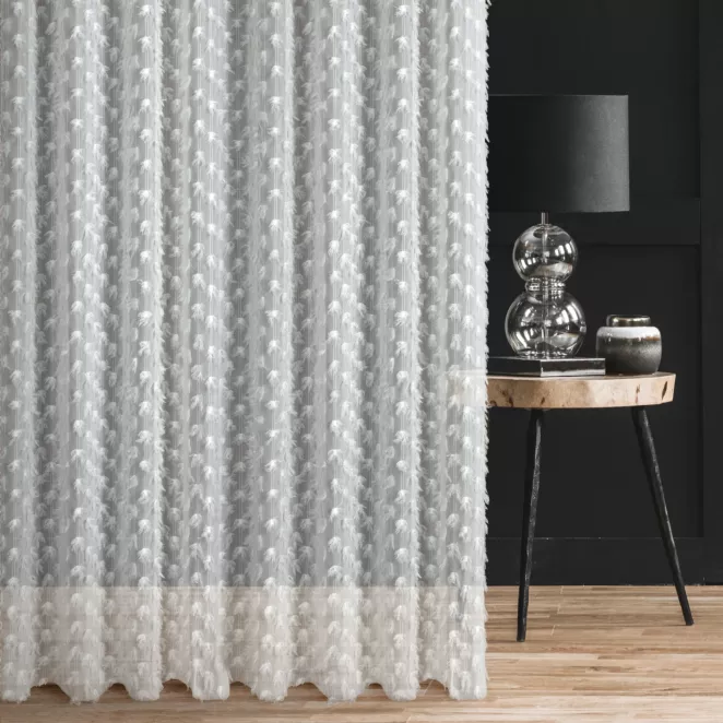 Zasłona szyta na taśmie 5 cm kremowa z delikatnej tkaniny z aplikacją i haftem