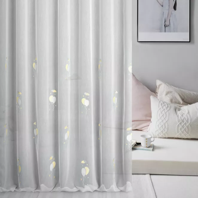 Firana szyta na taśmie 5 cm biało żółta z eleganckiej tkaniny peru z malowniczą dziecięcą aplikacją