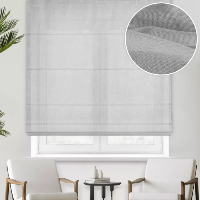 Roleta rzymska popielata z grubej, matowej tkaniny o naturalnym splocie wykończona obciążnikiem