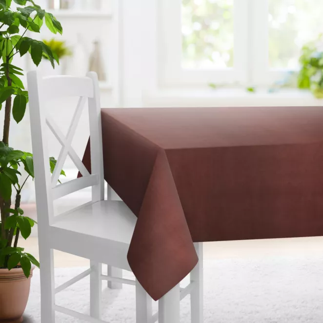 Obrus szyty DORA - HIT wrzosowy z miękkiej tkaniny o welurowej strukturze