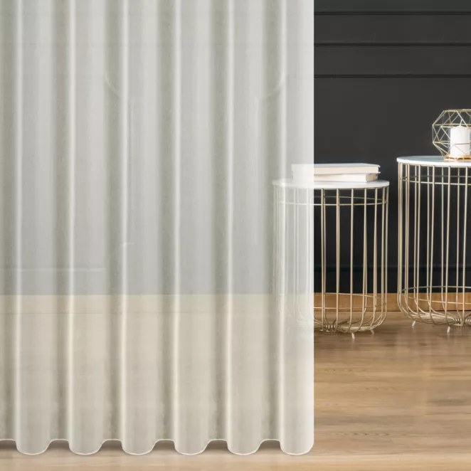 Firana szyta na taśmie 5 cm naturalna z miękkiej tkaniny o lekkim splocie i delikatnym połysku, wykończona obciążnikiem