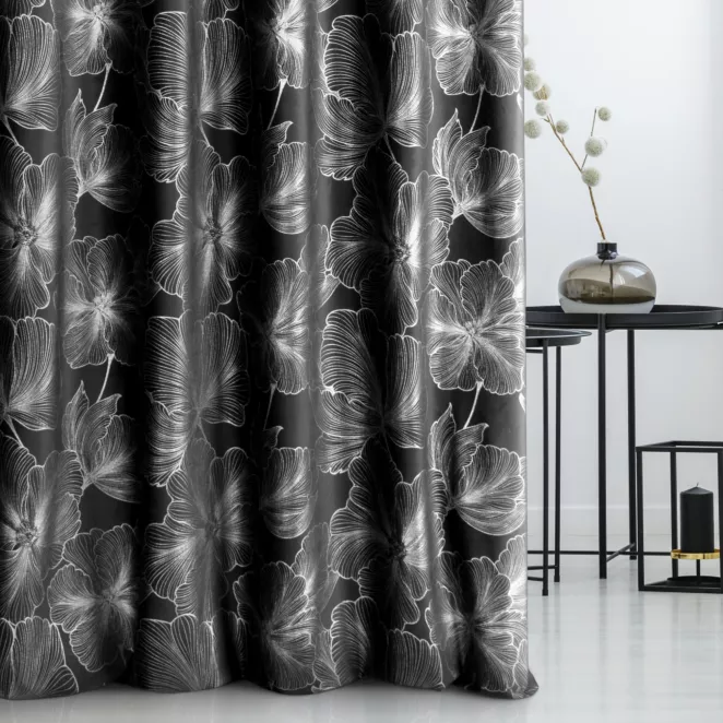 Zasłona szyta na taśmie 5 cm czarno srebrna z tkaniny welwetowej zdobionej delikatnie połyskującym drukiem