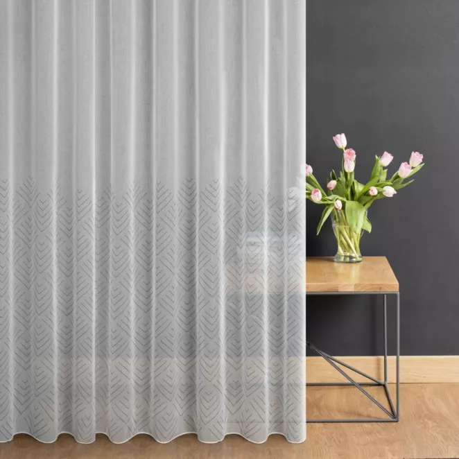 Firana szyta na taśmie 5 cm biało popielata z eleganckiej etaminy w drukowany, modny, geometryczny wzór