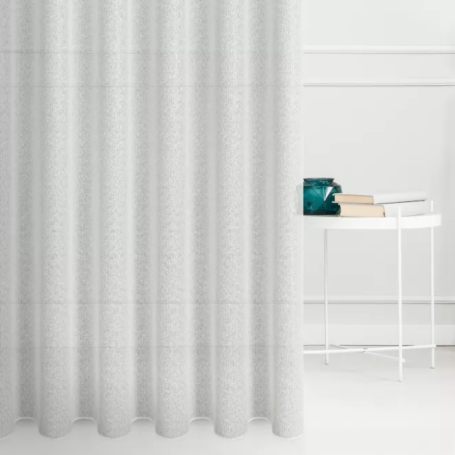 Tkanina firanowa z delikatnym połyskiem, wyraźnym splotem z efektem bukli, wykończona obciążnikiem