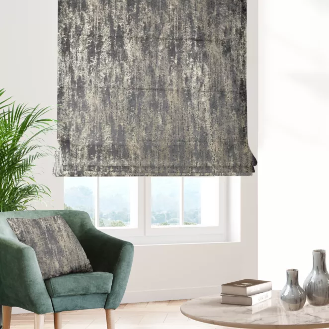 Roleta rzymska grafitowo złocista z grubej, welwetowej tkaniny z efektem przecieranego wzoru, zdobiona delikatnie połyskującym nadrukiem