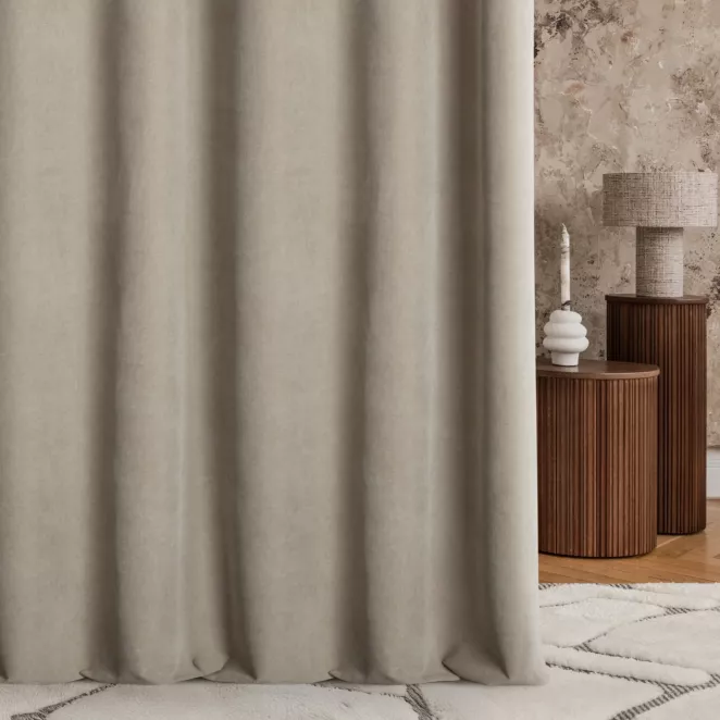 Zasłona szyta na taśmie 5 cm jasnobrązowo ciemnobeżowa z dwustronnej tkaniny zaciemniającej 100% blackout, o strukturze weluru