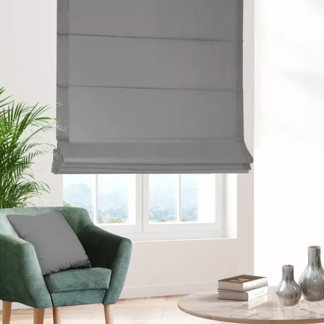 Roleta rzymska srebrna z gładkiej tkaniny zaciemniającej typu dimout wykończona obciążnikiem