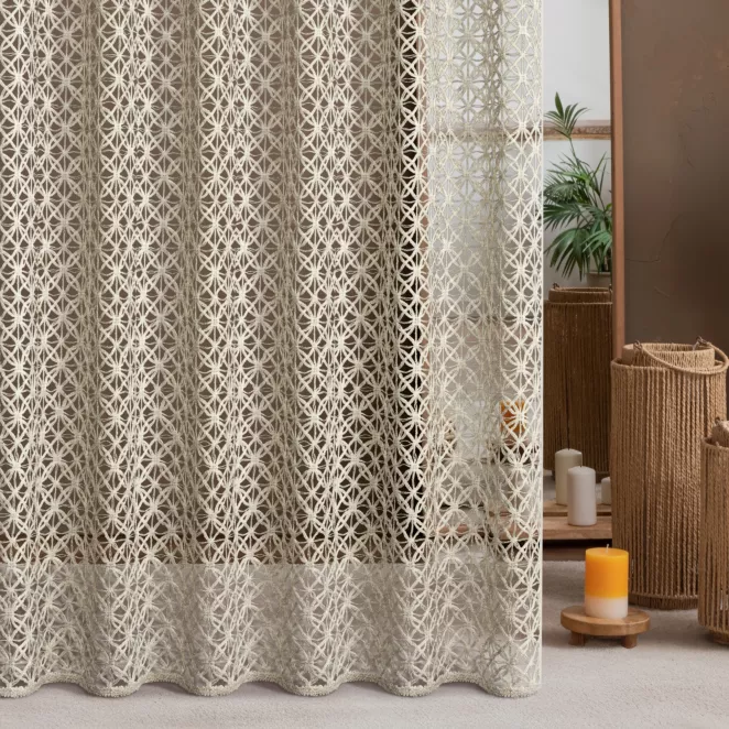 Firana szyta na taśmie 5 cm beżowa z delikatnie połyskującej gipiury o geometrycznym wzorze