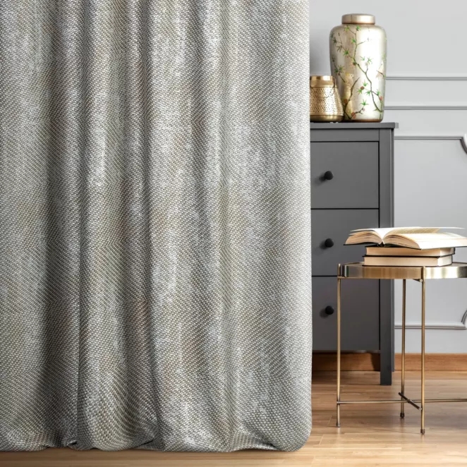 Zasłona szyta na taśmie 5 cm ZAHRA beżowo srebrna z grubotkanej nowoczesnej tkaniny z błyszczącym nadrukiem