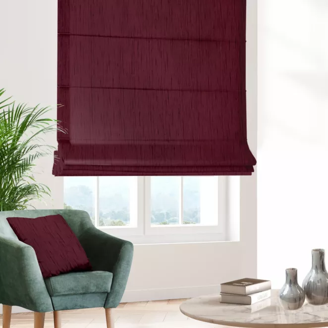 Roleta rzymska bordowa z tkaniny welwetowej w pionowe prążki, wykończona obciążnikiem