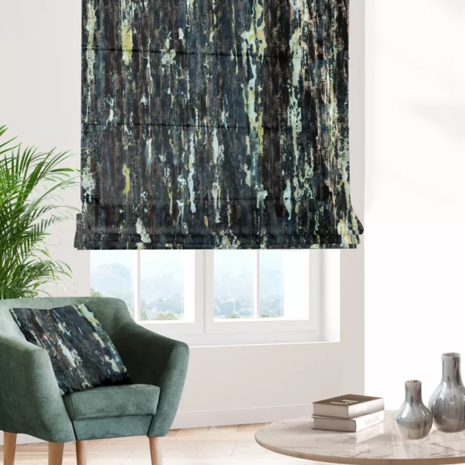 Roleta rzymska granatowo czarna miękka, welwetowa, z przecieranym wzorem i błyszczącym złocistym nadrukiem