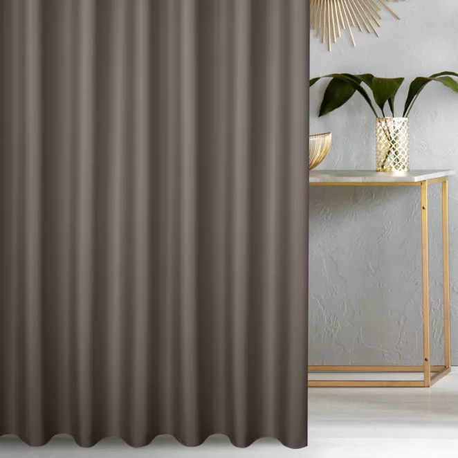 Zasłona szyta na taśmie 5 cm jasnobrązowa z gładkiej tkaniny zaciemniającej typu dimout wykończona obciążnikiem