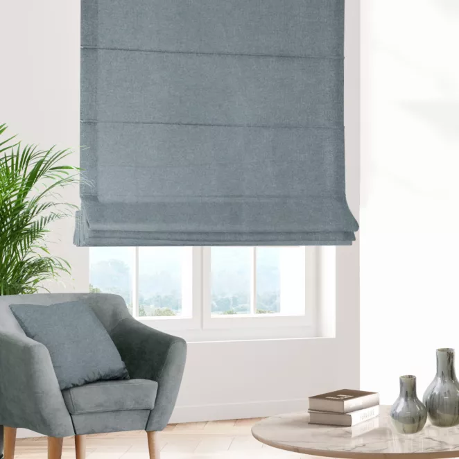 Roleta rzymska niebieska z gładkiej, zaciemniającej tkaniny z wyraźnym splotem