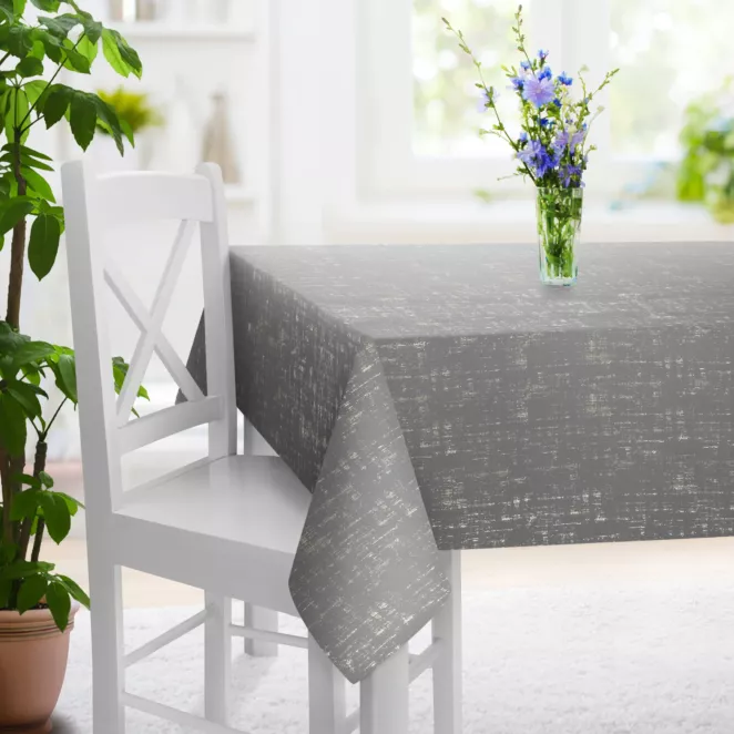 Obrus szyty popielato złocisty z miękkiej tkaniny o strukturze weluru z połyskliwym nadrukiem